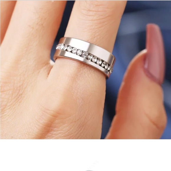 🎉 New Crystal Silver Stainless Steel Size 6 Ring - Picture 2 of 2